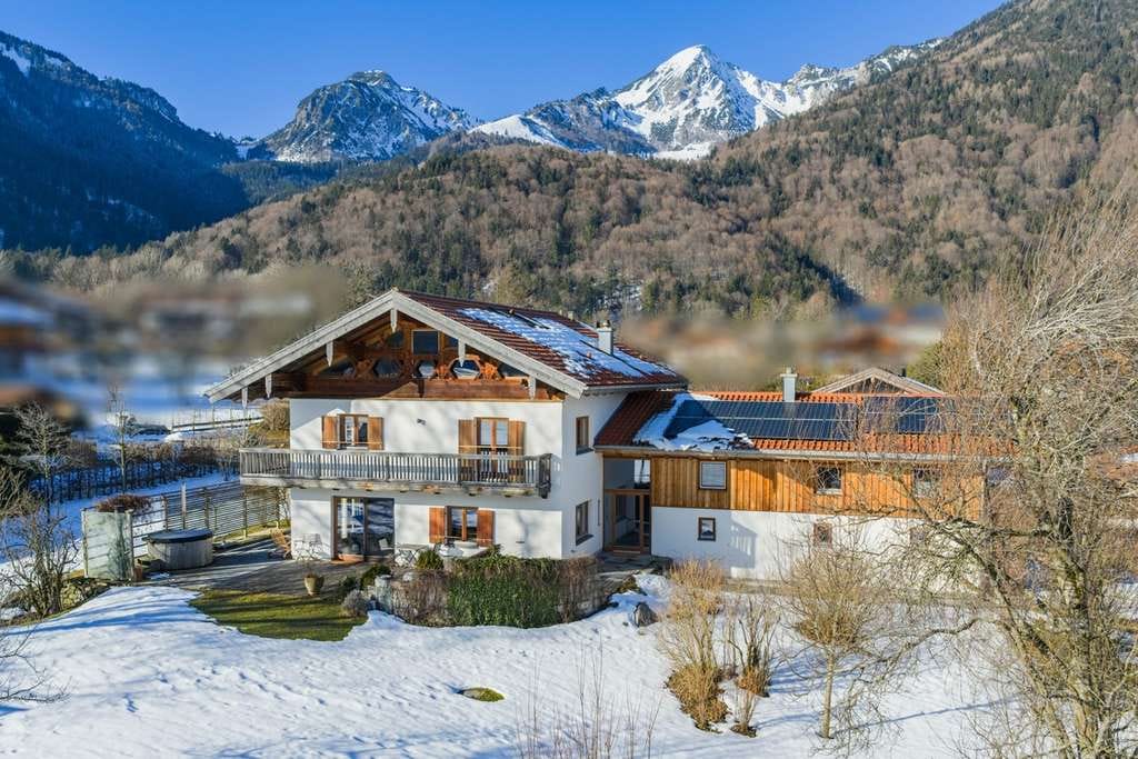 Immobilie in Schleching - Rarität in malerischer Lage:
Einzigartiges Anwesen im Landhaus-Stil mit Gästebereich und Alpenblick - Bild 0