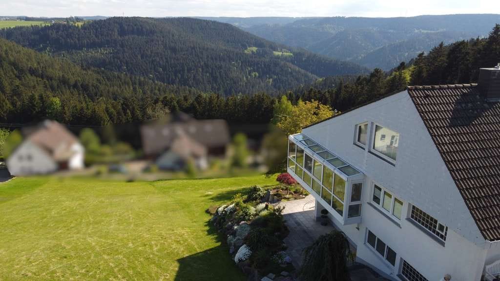 Immobilie in Aichhalden - **Einzigartiges Wohnen mit spektakulärer Aussicht plus Grundstücksreserve** - Bild 1