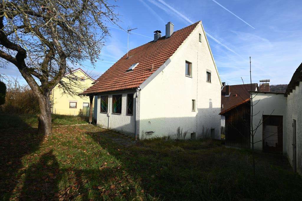 Immobilie in Pilsach - Renovierungsbedürftiges Einfamilienhaus mit großem Grundstück!  
   Pilsach - Bild 2