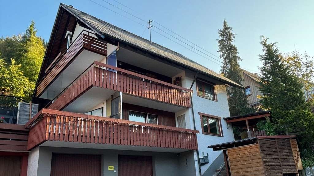 Immobilie in Loßburg - Mehrfamilienhaus in schöner Aussichtslage
 - Bild 1