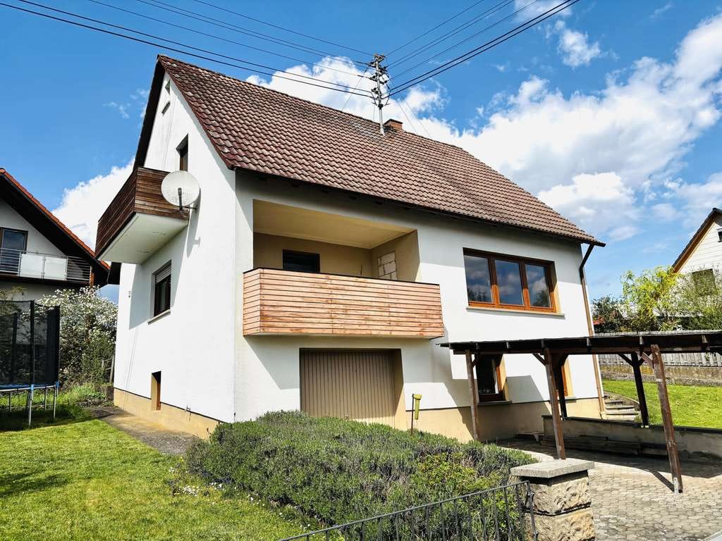 Immobilie in Hofheim in Unterfranken - Raum für eigene Wohnideen! Ruhig und sonnig gelegenes Haus mit zwei Balkone, Garage, Carport,  Wohn - Bild 0