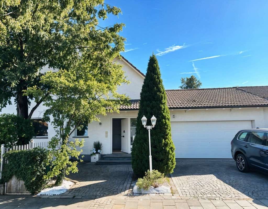 Immobilie in Pfatter - Hochwertiges Einfamilienhaus mit traumhaftem Garten & Wellnessbereich - Bild 1