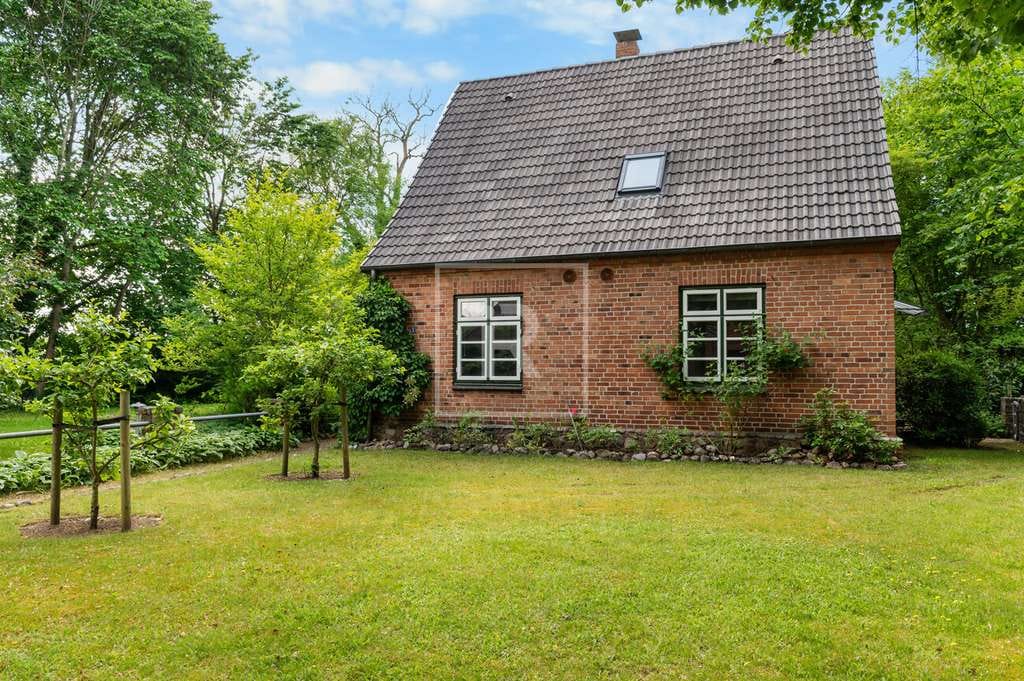 Immobilie in Aukrug - Einmalige Gelegenheit! Großzügiges Einfamilienhaus
auf schönem Grundstück direkt am Kapellenbach in - Bild 3