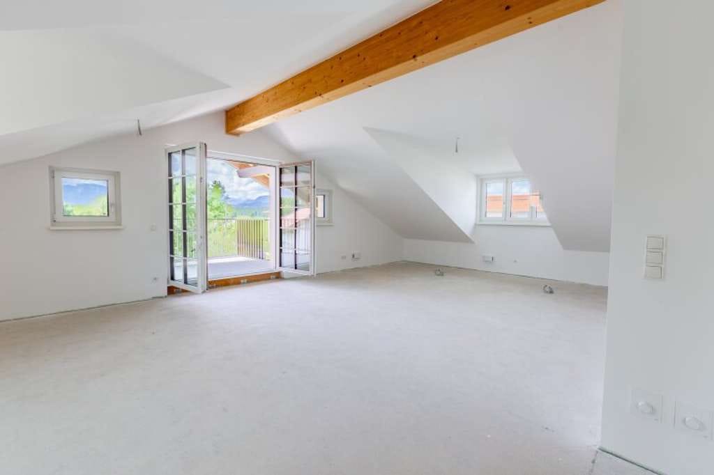 Immobilie in Saaldorf-Surheim - Exklusive 3-Zimmer-Dachgeschosswohnung Top 9 - Bild 2