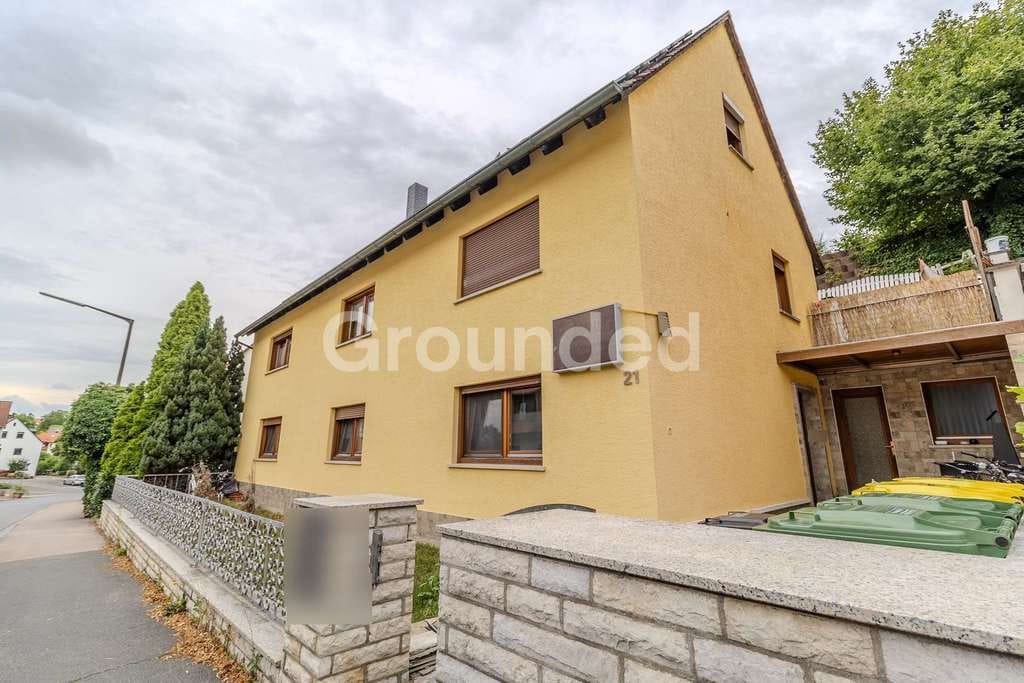 Immobilie in Roßtal - Charmantes Dreifamilienhaus mit modernster Technik, PV-Anlage und attraktiven Außenbereichen - Bild 2