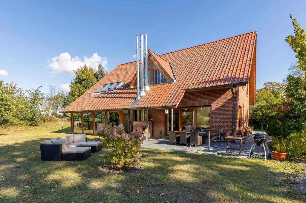 Immobilie in Barnstedt - Wohnen wie im eigenen Park: Traumhaus mit Wintergarten, Weitblick und Privatsphäre - Bild 0