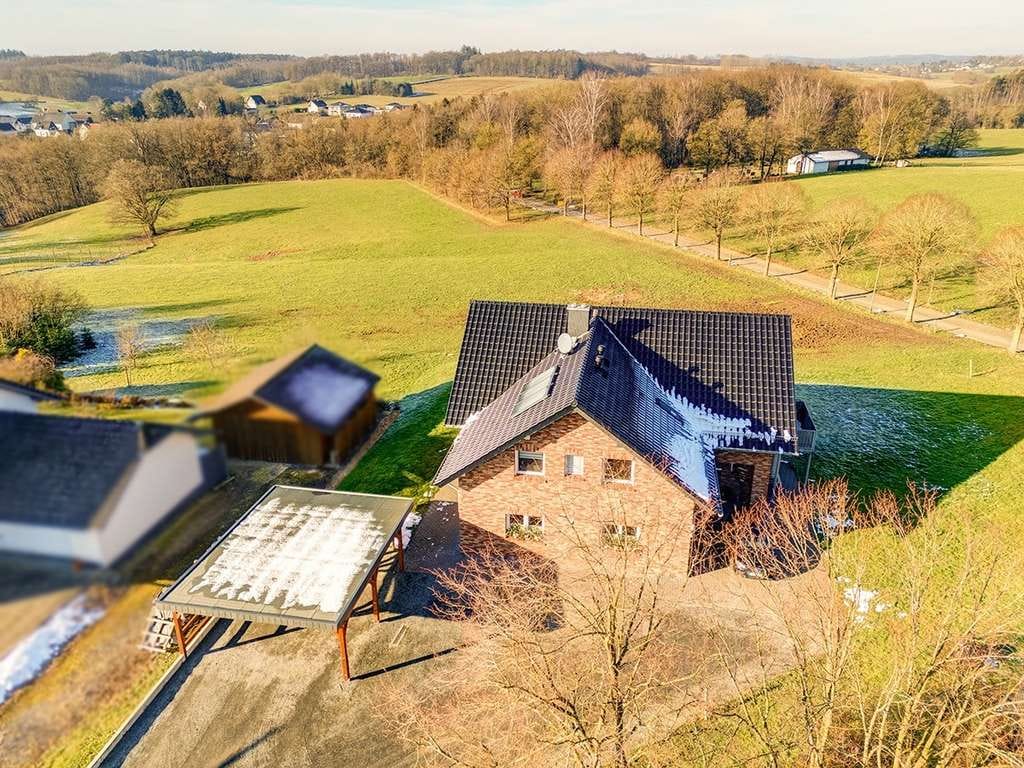 Immobilie in Helmenzen - Exklusives und besonders hochwertig ausgestattetes Zweifamilienhaus in Ortslage; barrierefrei - Bild 0