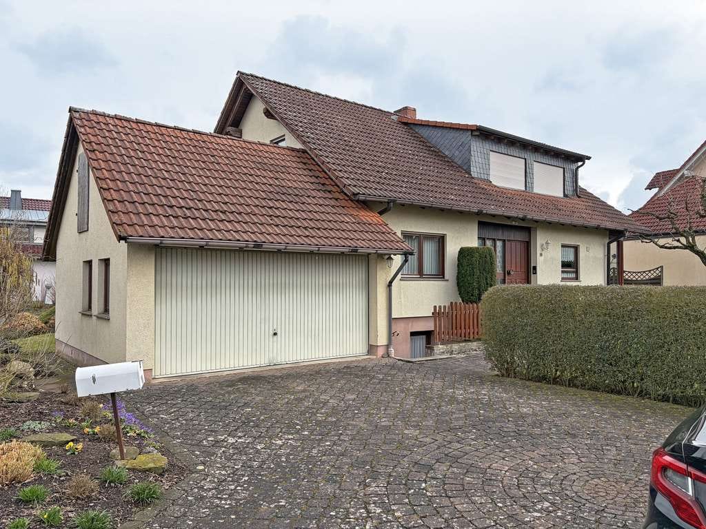 Immobilie in Hofbieber - Einfamilien-Fertighaus in Hofbieber mit Massivbau Keller & Doppelgarage - Bild 1
