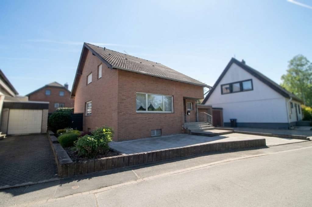 Immobilie in Langerwehe - Freistehendes Einfamilienhaus mit Garage und Garten - Bild 0