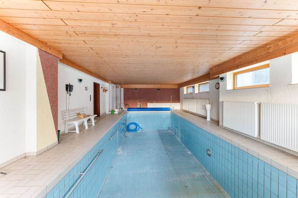 Immobilie in Trochtelfingen - Gehobenes Wohnhaus mit 255 m² Wfl., Indoor-Pool & Sauna – zum Gestalten - Bild 4