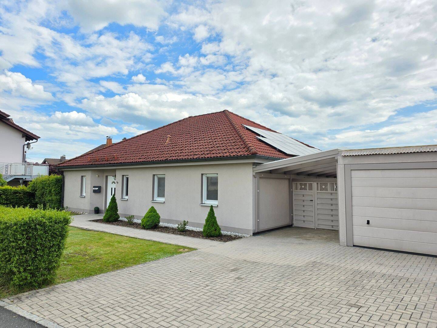 Immobilie in Stockheim - Energieeffizienzklasse: A+! Moderner Bungalow, Bj. 2002, mit PV-Anlage! Minimale Heizkosten! - Bild 0