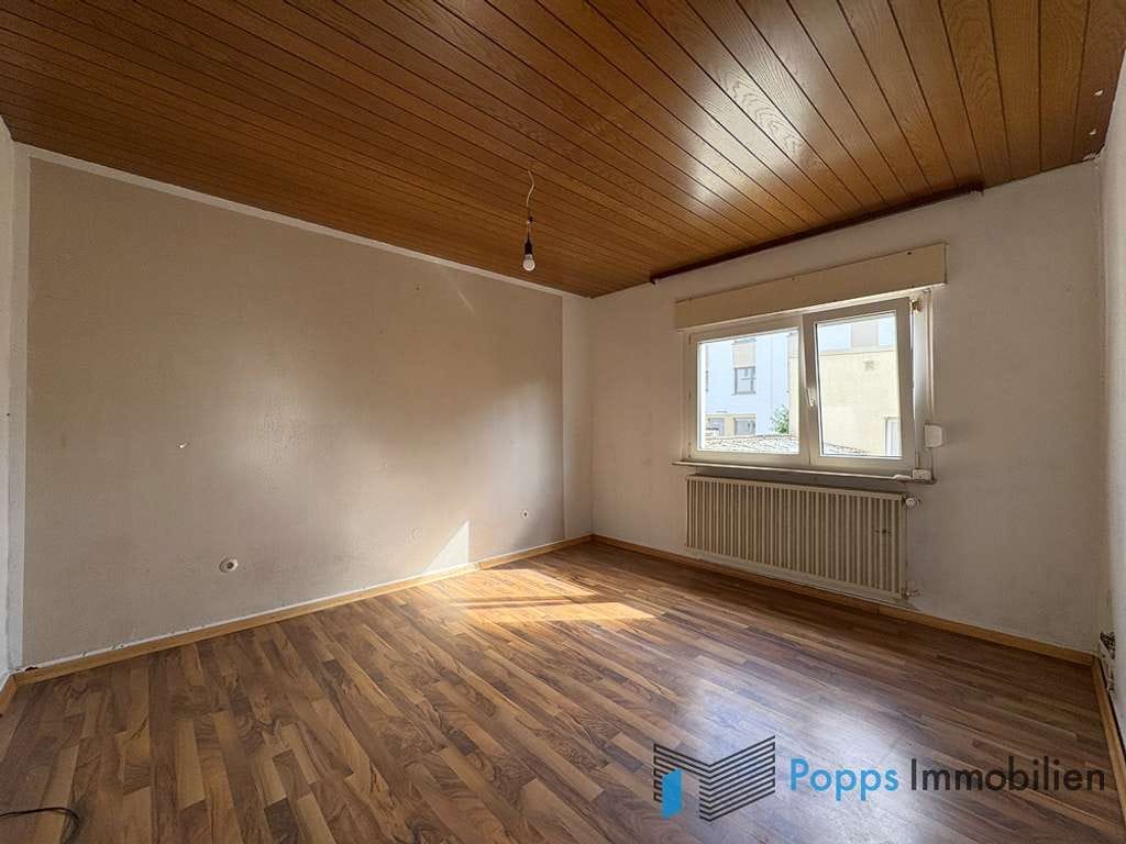 Immobilie in Kelkheim - Viel Raum für die Familie - Einfamilienhaus mit Bungalow und Garage in guter Lage in Kelkheim - Bild 1