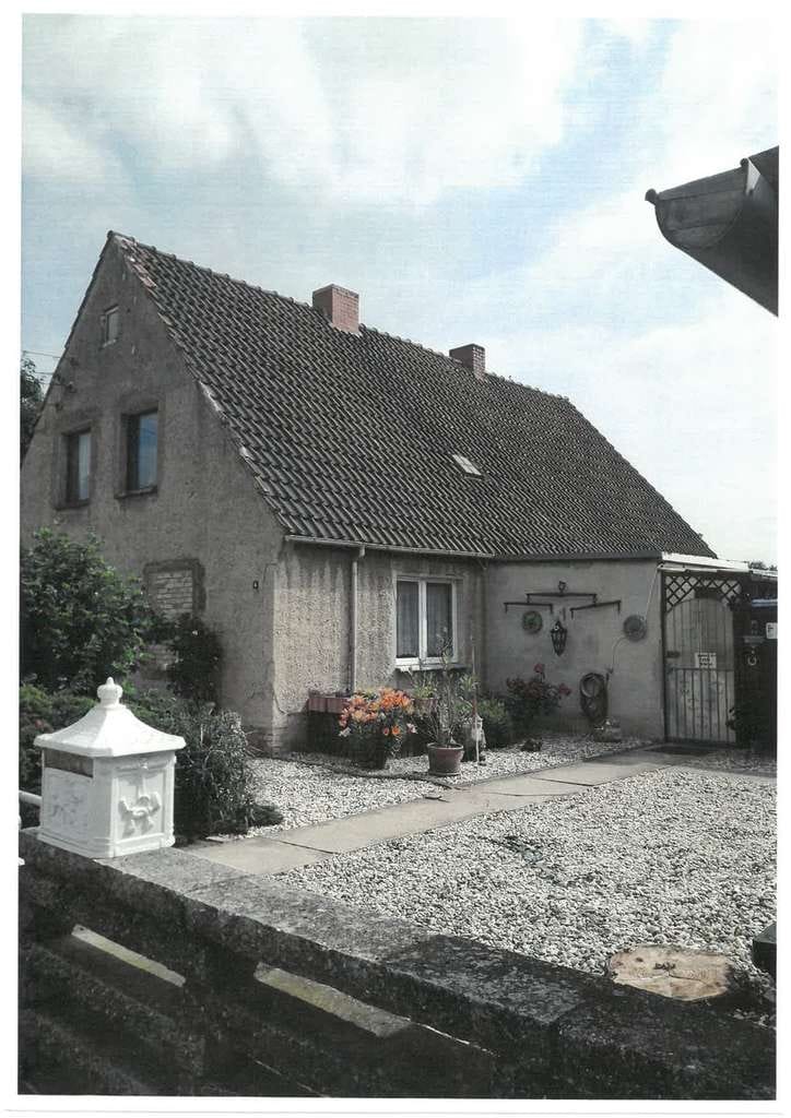 Immobilie in Seegebiet Mansfelder Land - Einfamilienhaus mit 2390 m² Grundstück (auf 3543 m² erweiterbar) und Nebengebäuden - Bild 0