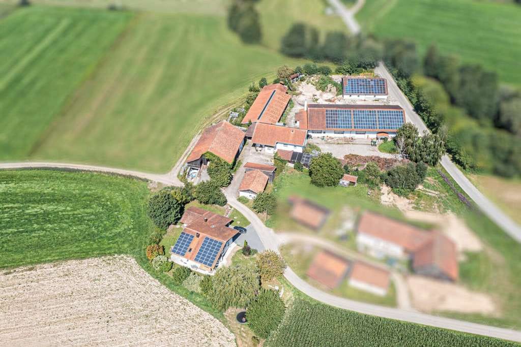 Immobilie in Arnschwang - Weitläufiges Grundstück, Wohnhaus mit vielseitigen Hallen, Scheunen und PV-Power - Bild 2