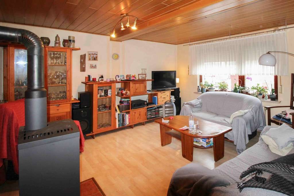 Immobilie in Dickenschied - 7-Zi.-Zuhause mit großem Garten inkl. zwei kleiner Nebengebäude - Bild 1