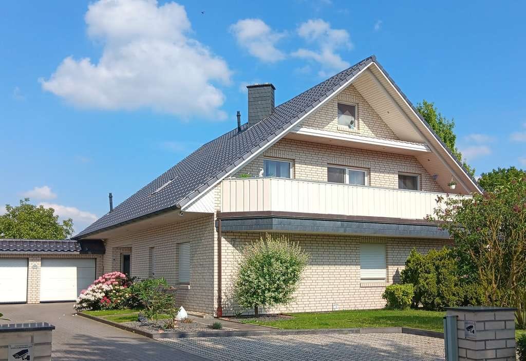 Immobilie in Hatten - Provisionsfrei! Großzügiges Zweifamilienhaus in ruhiger Lage - Bild 0