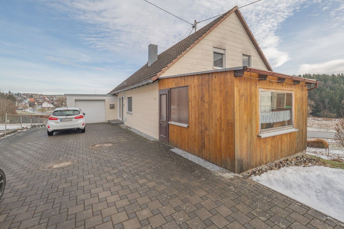Immobilie in Zimmern ob Rottweil - Wenn da nicht die Sonne aufgeht: großzügiges 2 Familienhaus in markanter Halbhöhenlage, mit viel Charme und Licht - Bild 0