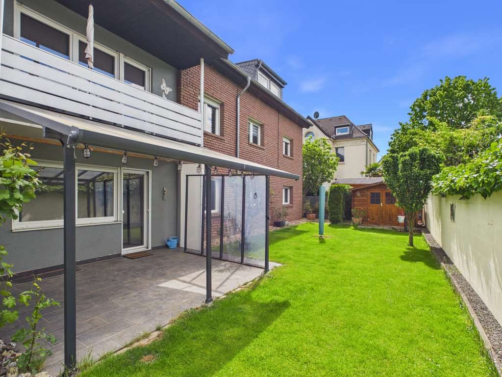 Immobilie in Kreuzau - Attraktives Zweifamilienhaus in ruhiger Wohnlage mit Terrasse und Garagen - Bild 3