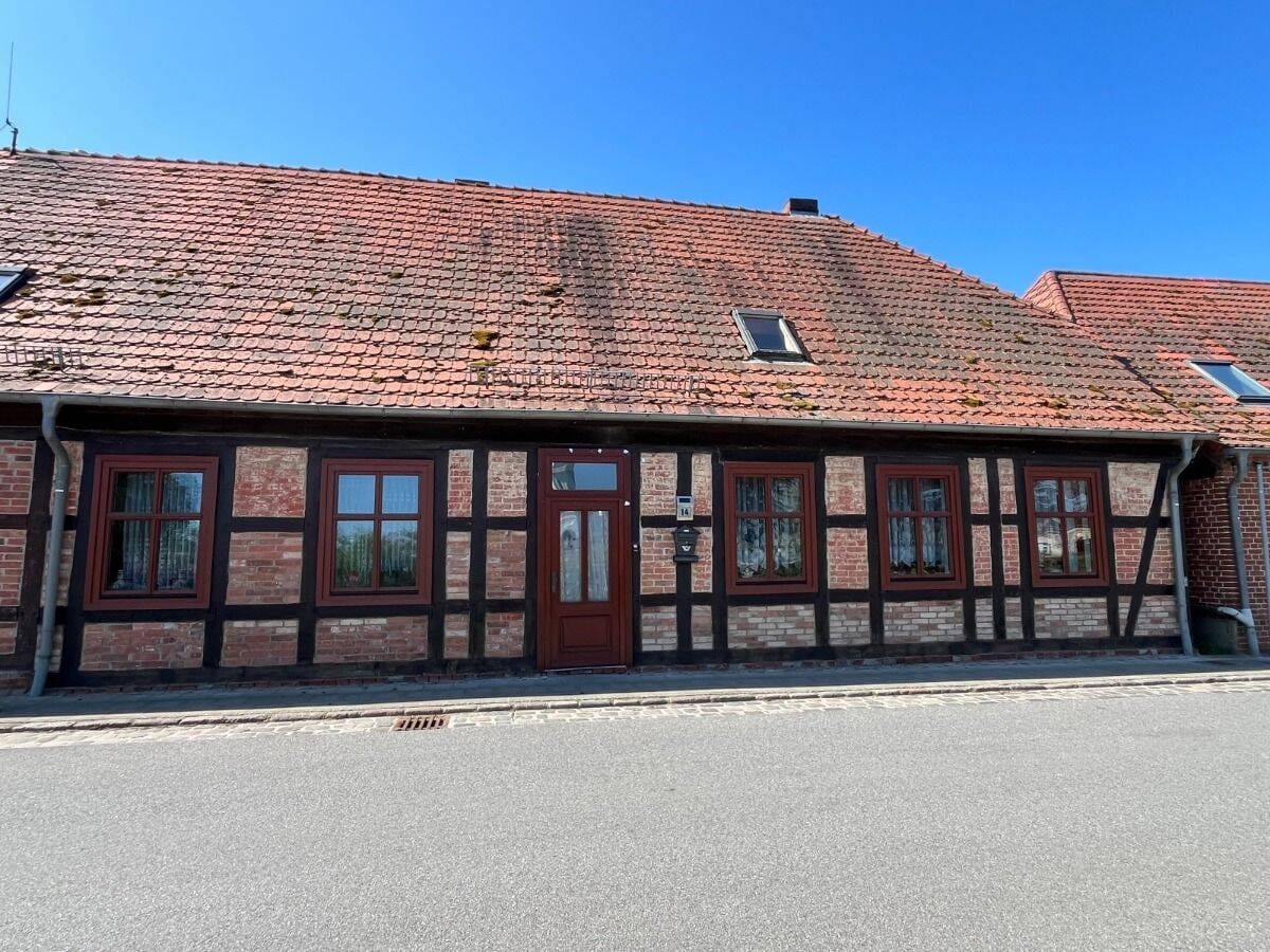Immobilie in Basedow - Ursprünglicher Backsteinbau mit Blick auf Schloss Basedow und den Schlossteich... - Bild 0