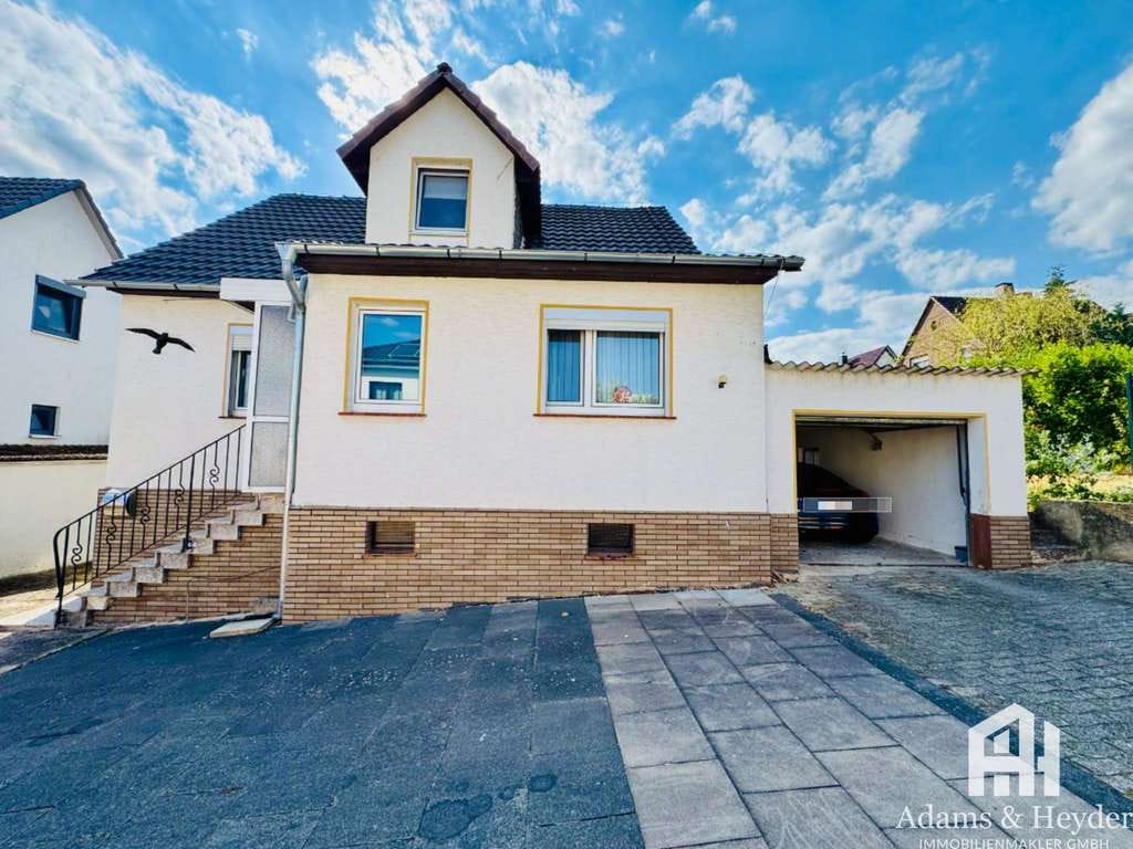 Immobilie in Fritzlar - Familienfreundliches Einfamilienhaus mit Garage, Garten und ausgebautem Dachgeschoss - Bild 2