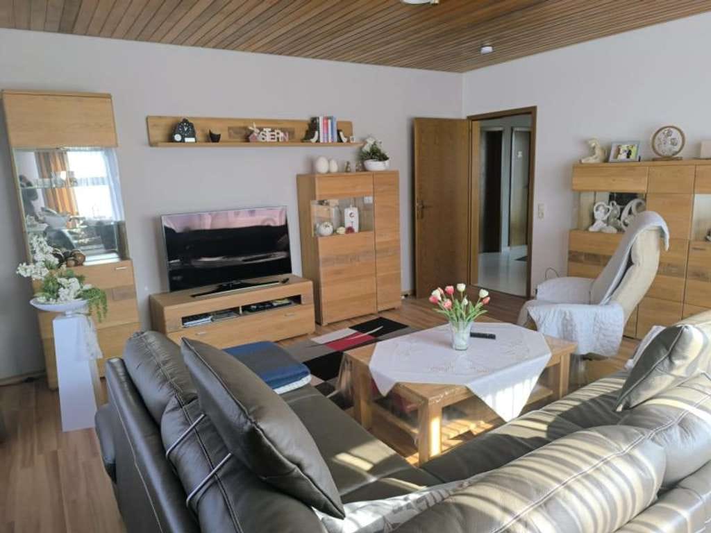 Immobilie in Jemgum - Wunderschönes Einfamilienhaus mit großem Garten, Hof mit Einfahrt und Garage - Bild 0