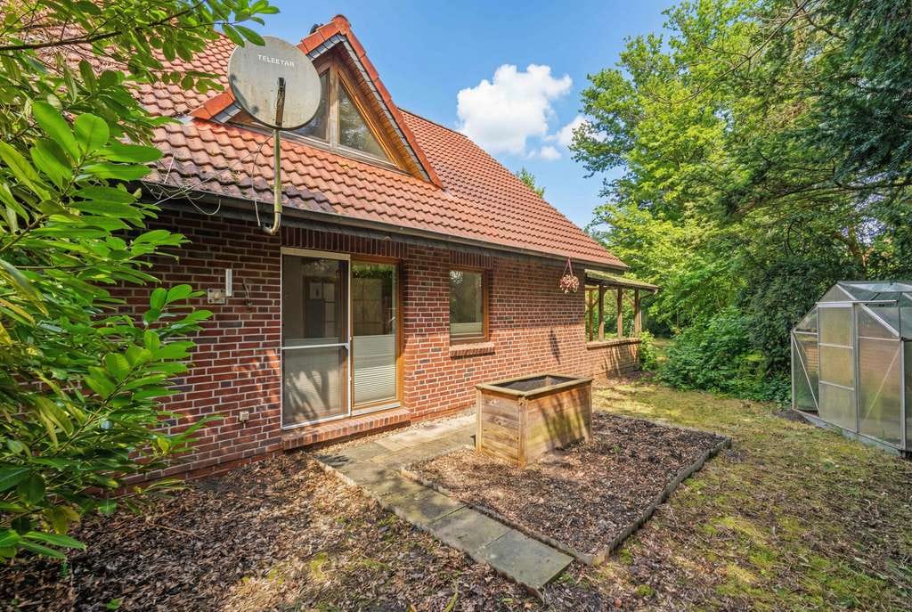 Immobilie in Lütetsburg - Einfamilienhaus mit Holzcharakter in ruhiger Sackgassenlage nahe Golfplatz - Bild 3