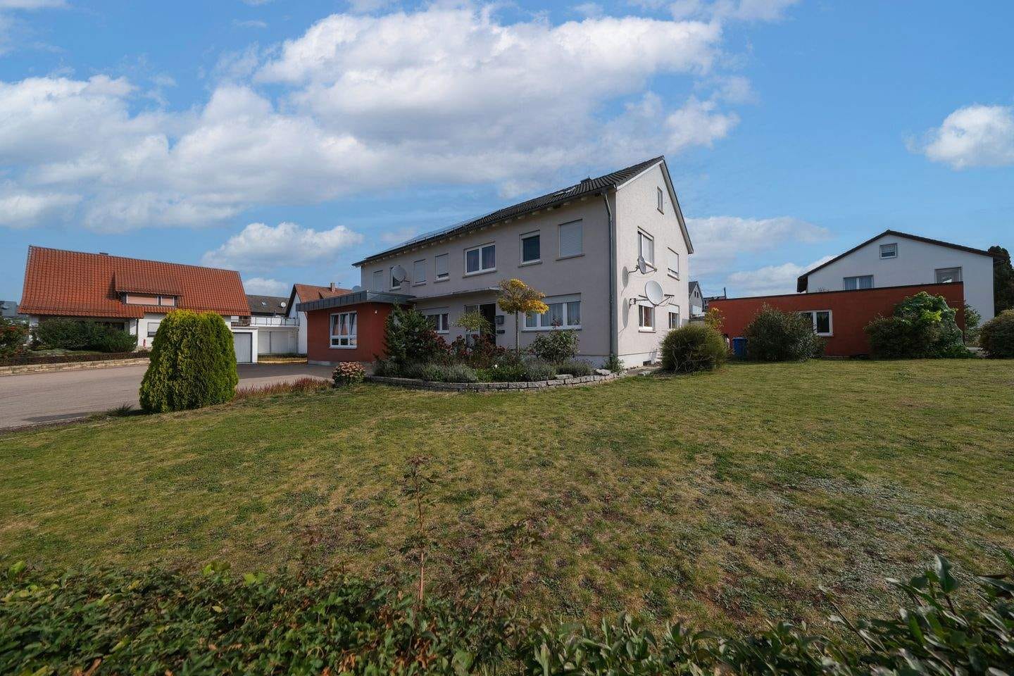 Immobilie in Unterschneidheim - Vierfamilienhaus mit PV-Anlage und Ausbaupotenzial in Unterschneidheim - Bild 0