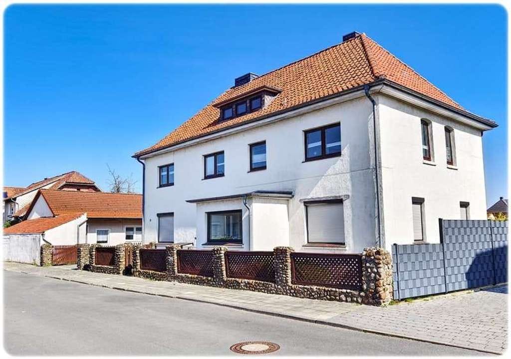 Immobilie in Uetze - Uetze: Profitieren Sie von einem Ein- und Zweifamilienhaus sowie potenziellem Bauland - Bild 1
