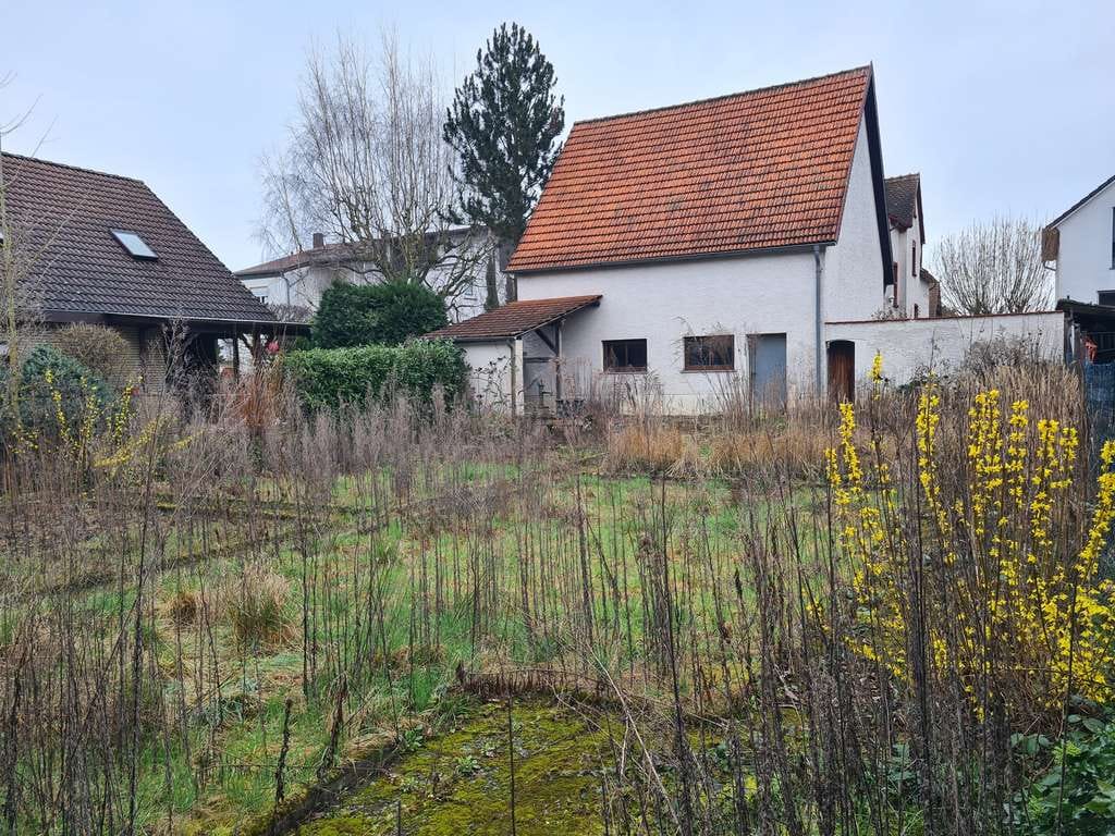 Immobilie in Erzhausen - Erzhausen,  1- bis 2-Familienhaus mit Bauplatz und Scheune - Bild 0