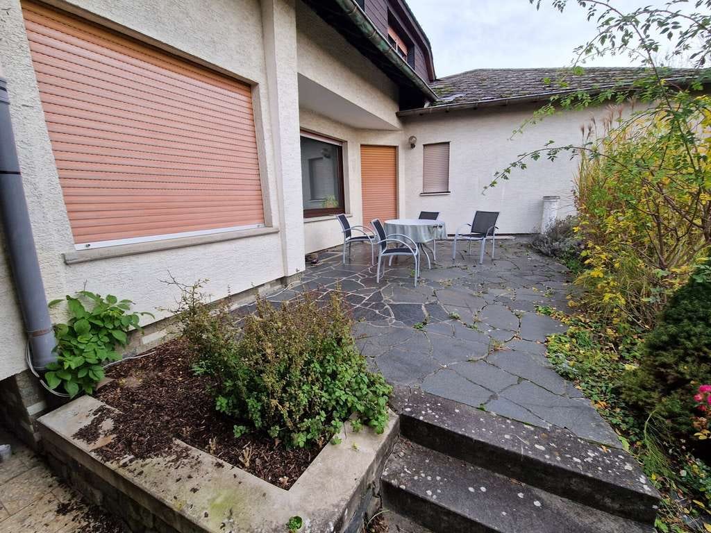 Immobilie in Selters (Taunus) - Niederselters. Dreifamilienhaus mit großem Garten und sehr guter Wohnlage. - Bild 4