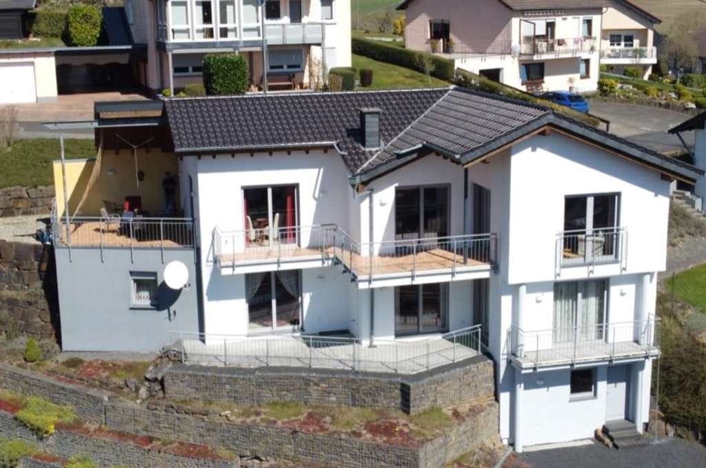Immobilie in Daun - Sehr gepflegtes Wohnhaus mit Wärmepumpe, Aufzug, Terrasse, Balkon, Garage und Fernblick Daun (31) - Bild 3