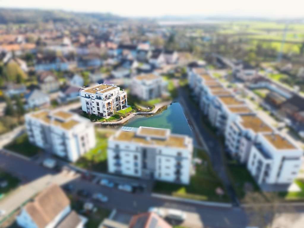 Immobilie in Kenzingen - Traumhafte 3-Zimmer Wohnung mit Teichblick - Balkon & Tiefgarage - Bild 0
