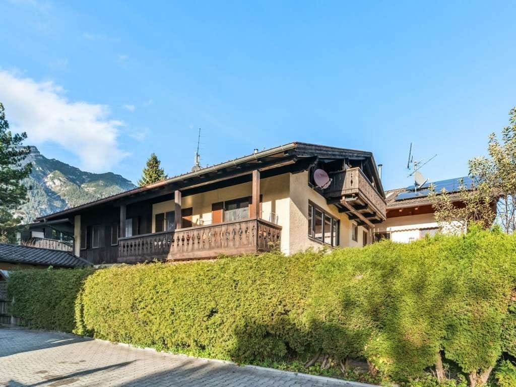 Immobilie in Garmisch-Partenkirchen - MFH mit drei Wohnungen, vermietet, guten Baureserven. Gewerbliche Nutzung, auch Gastro möglich - Bild 1