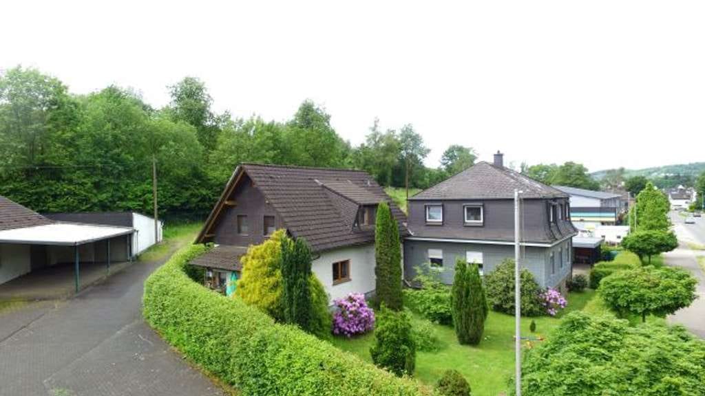 Immobilie in Bergneustadt - Wohnhauskomplex (EFH und ZFH) mit 
3 Wohneinheiten auf großem Sonnengrundstück! - Bild 1
