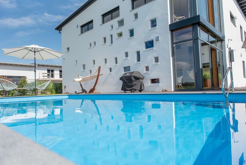 Immobilie in Schwabhausen - Exklusive Wohn- und Geschäftsvilla mit Pool, Bürotrakt und Premium Ausstattung in Schwabhausen - Bild 3