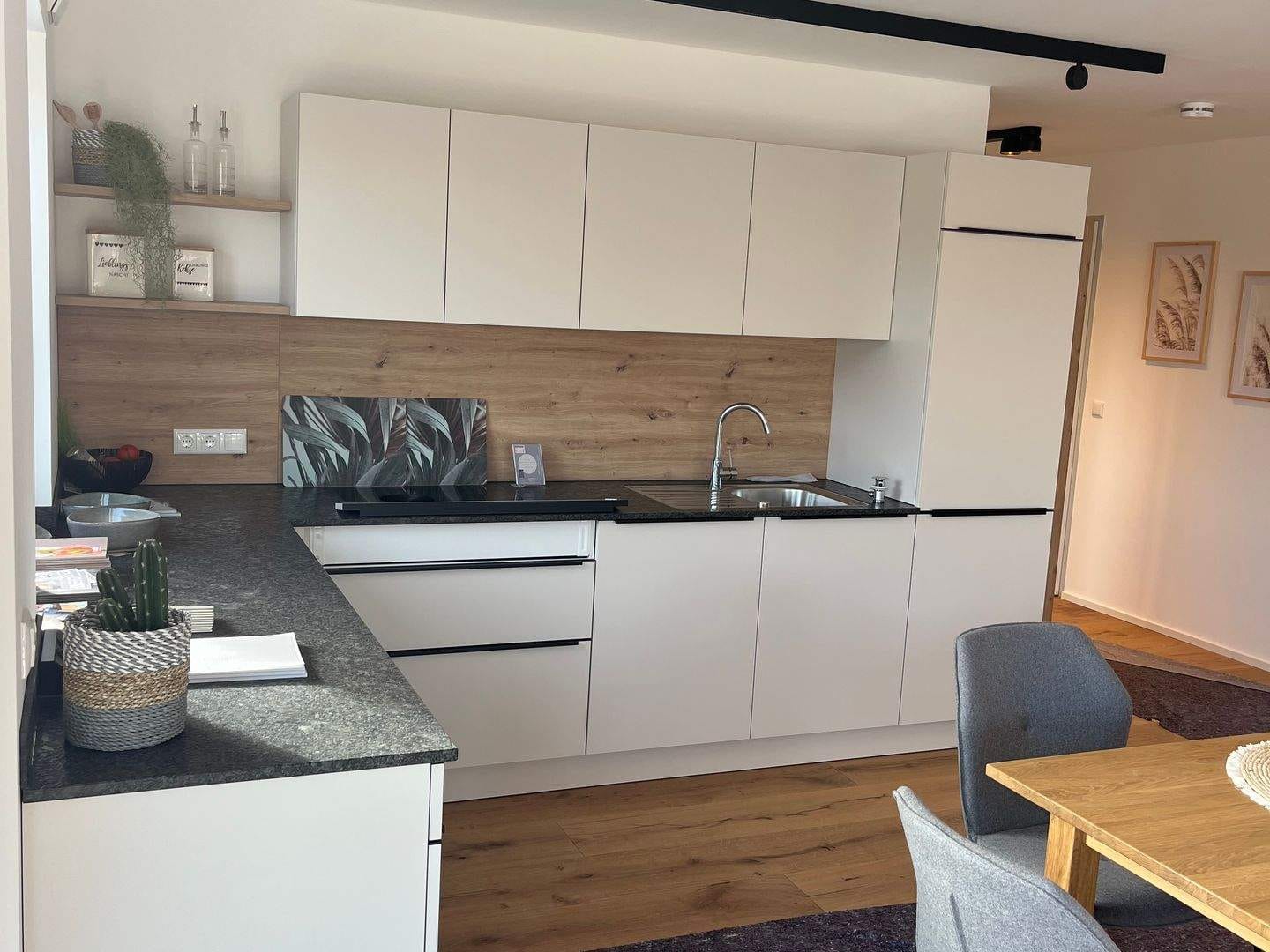 Immobilie in Tittmoning - Musterwohnung Deluxe. Neu + bezugsfertig! 3-Zi.-Penthouse + Dachterrasse + Lift + XXL TG. - Bild 1