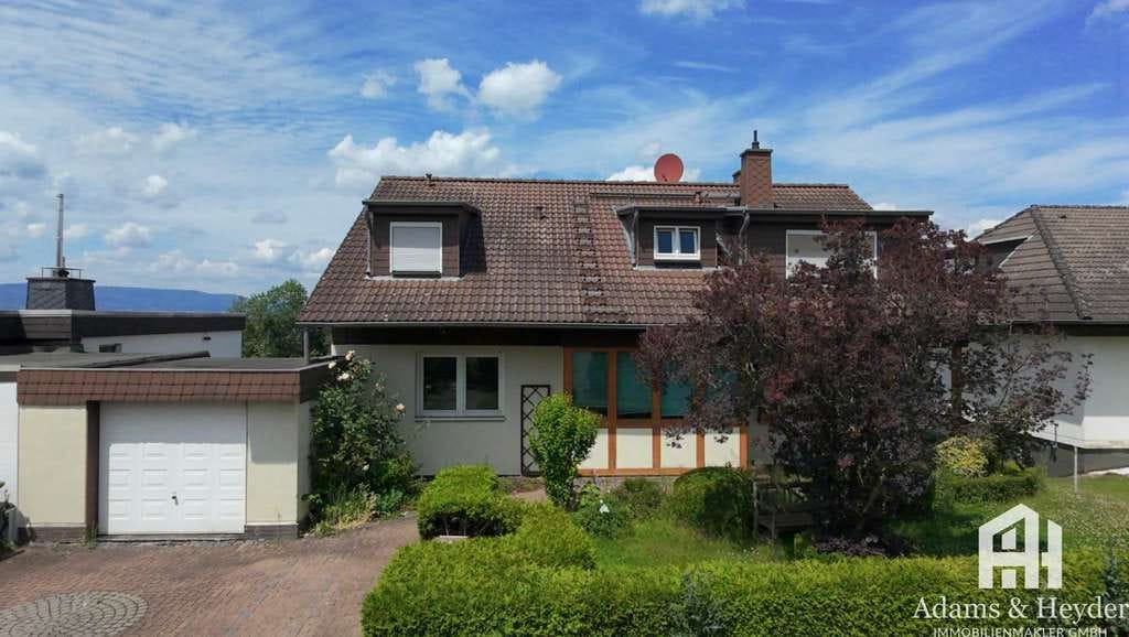 Immobilie in Lohfelden - Traumhafter Fernblick über Kassel in diesem Zweifamilienhaus mit Einliegerwohnung in Lohfelden - Bild 1