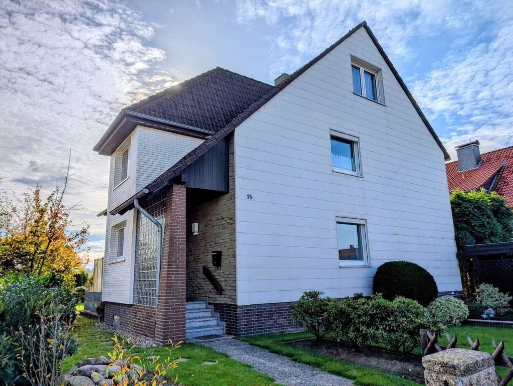 Immobilie in Wennigsen (Deister) - Attraktives Dreifamilienhaus in Ortsrandlage von Bredenbeck mit traumhaftem Ausblick - Bild 0