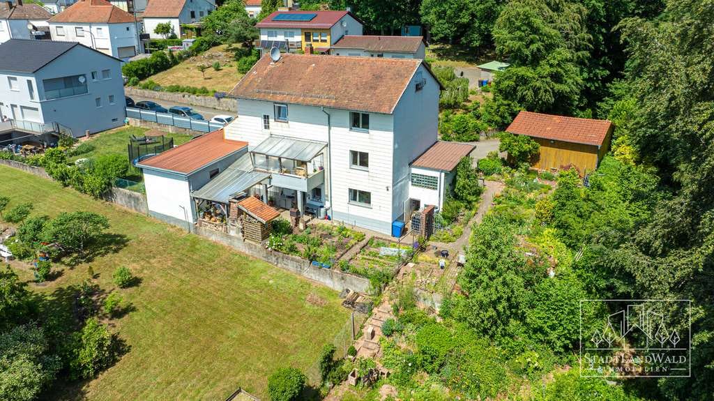 Immobilie in Clausen - Gepflegtes Zweifamilienhaus mit großem Garten, Carport und Garagen in Clausen - Bild 1