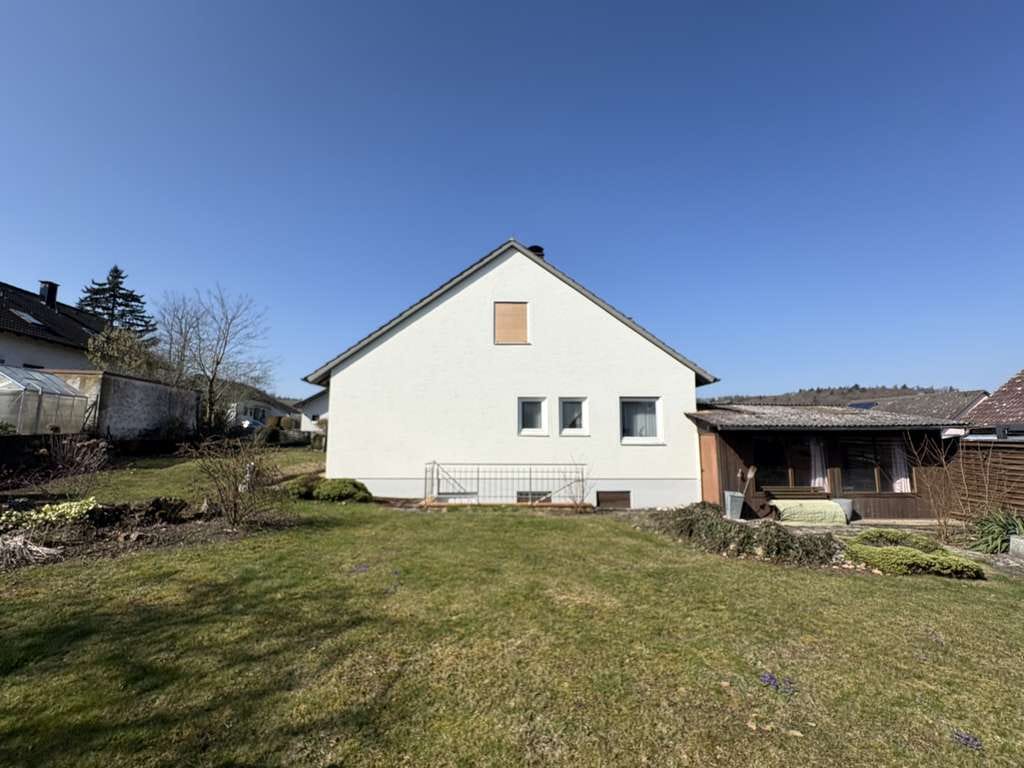 Immobilie in Kirchheim am Ries - Attraktives Einfamilienwohnhaus mit weitläufigem Garten  – verwirklichen Sie Ihren Wohntraum - Bild 2