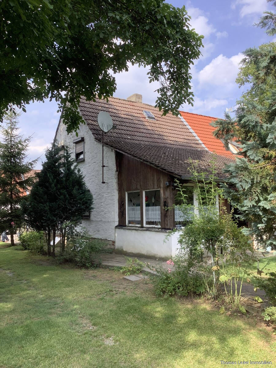 Immobilie in Gröningen - Kleine DHH, sanierungsbedürftig mit großem Grundstück - Bild 1