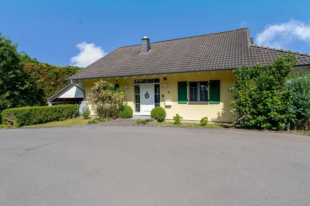 Immobilie in Bad Münstereifel - Großzügiges Einfamilienhaus im Landhausstil mit grüner Fernsichtlage - Bild 0