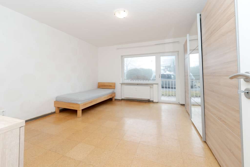 Immobilie in Mitterfels - Mehrfamilienhaus auf großzügigem Grundstück mit Ausbaumöglichkeit in Mitterfels - Bild 2