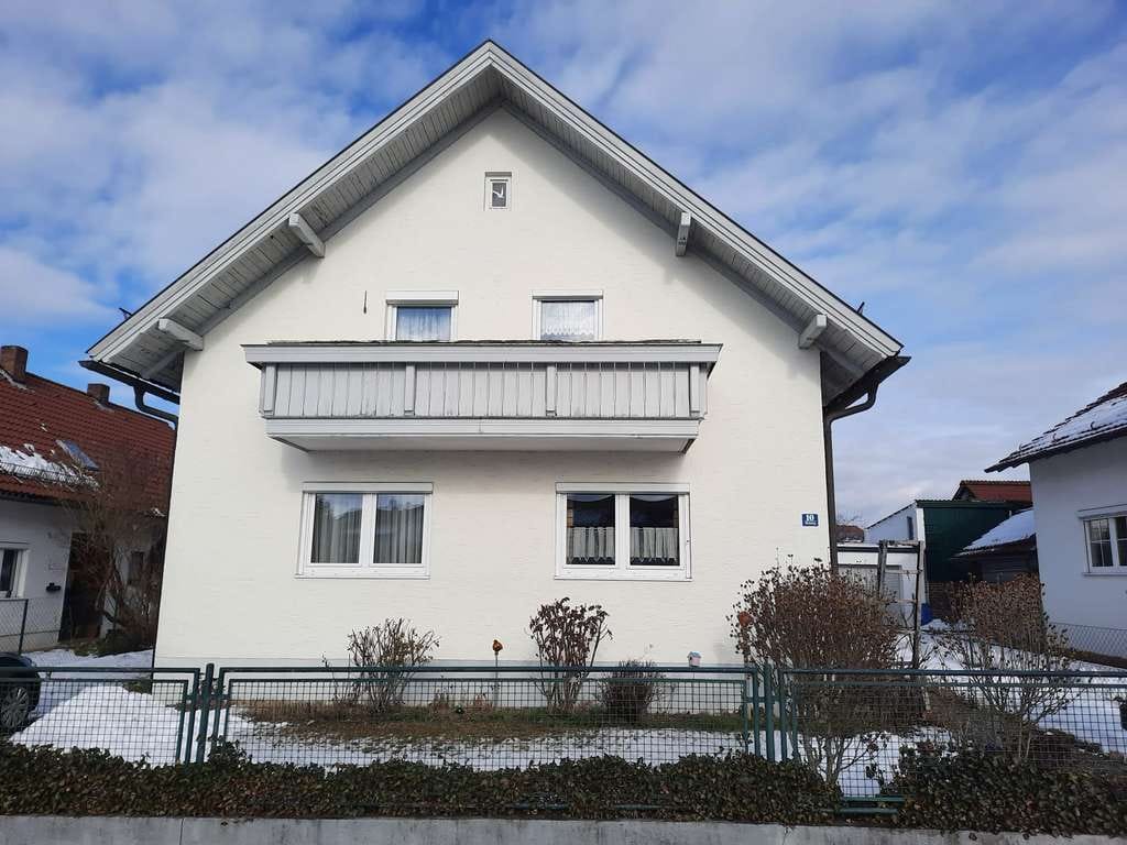 Immobilie in Hengersberg - Gepflegtes Ein-/Zweifamilienhaus 191 m², Doppelgarage in sonniger Siedlungslage - Bild 0