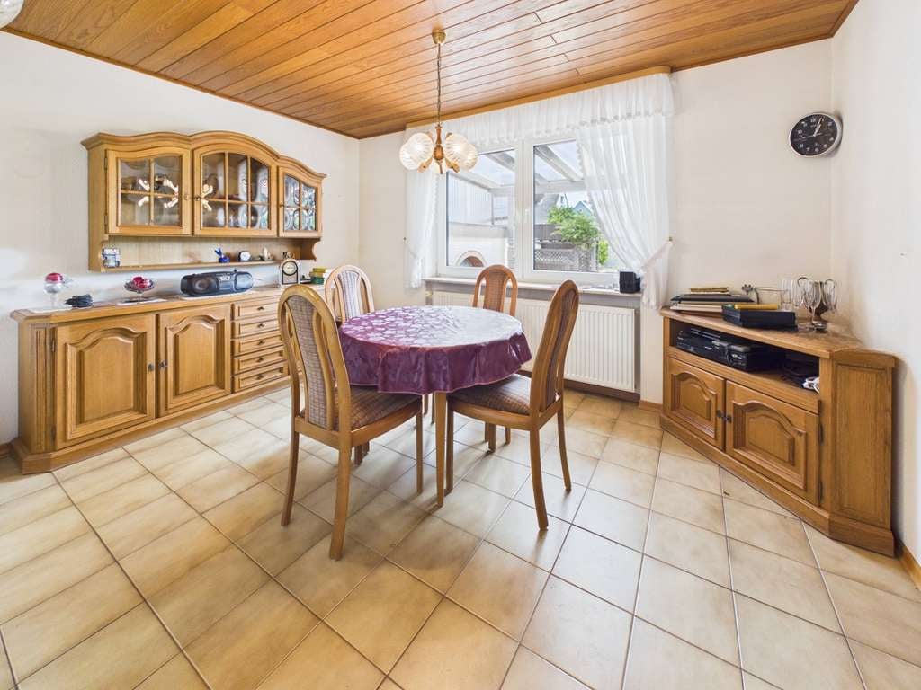 Immobilie in Offenbach an der Queich - Gepflegtes Wohnhaus mit großem Garten und flexiblem Grundriss - Bild 2