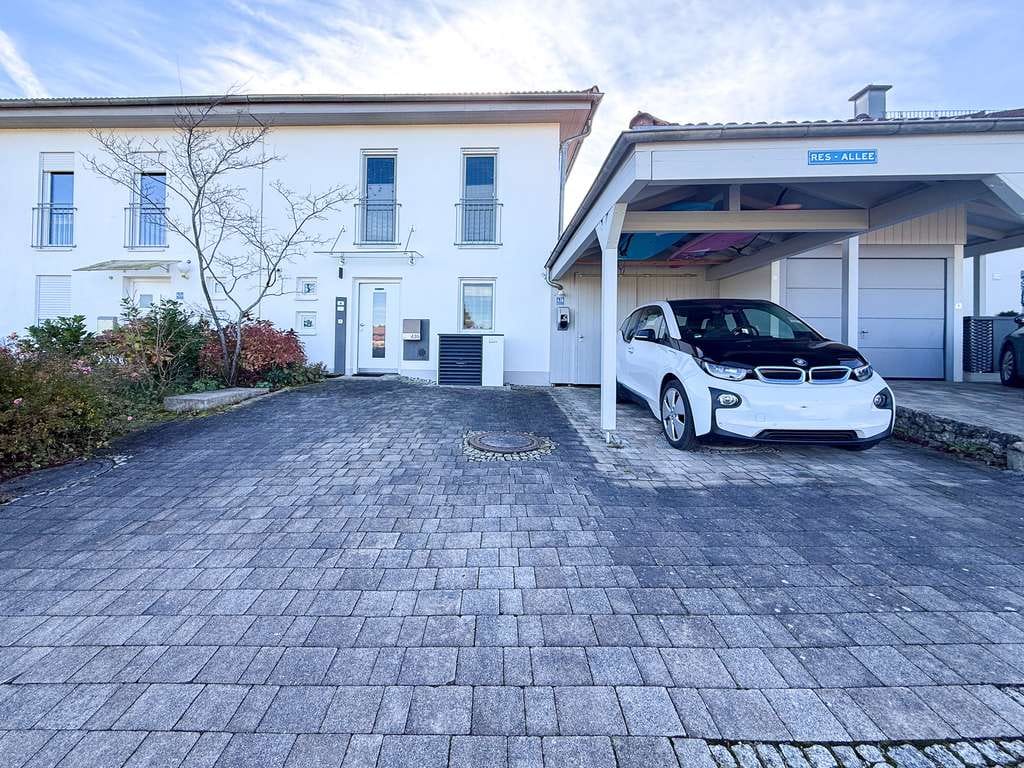 Immobilie in Breitbrunn am Chiemsee - Exklusive Doppelhaushälfte in Breitbrunn: modern, lichtdurchflutet, seenah - Bild 1