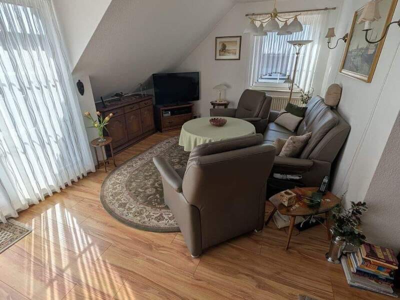 Immobilie in Lambrechtshagen - Dachgeschosswohnung mit ausgebautem Spitzboden, Südbalkon & Carport – gepflegte Wohnanlage - Bild 0