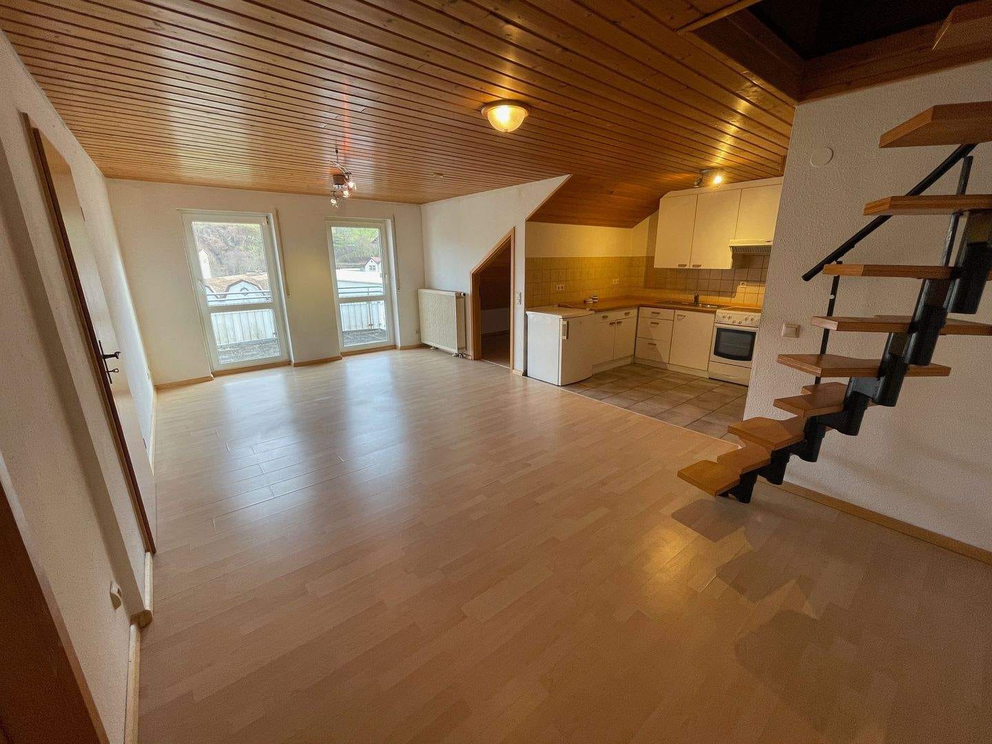 Immobilie in Zell im Wiesental - 2-Zimmer-Dachgeschosswohnung mit großem Balkon, Einbauküche, ausgebautem Dachspitz und Pkw-Stellplatz im Freien - Bild 4