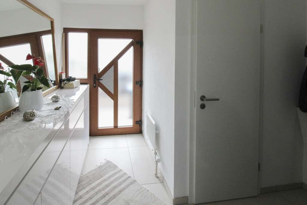 Immobilie in Hildrizhausen - Modernisiertes Reihenmittelhaus in Hildrizhausen: 150 m² Wohnfläche, Wintergarten & Garage - Bild 1