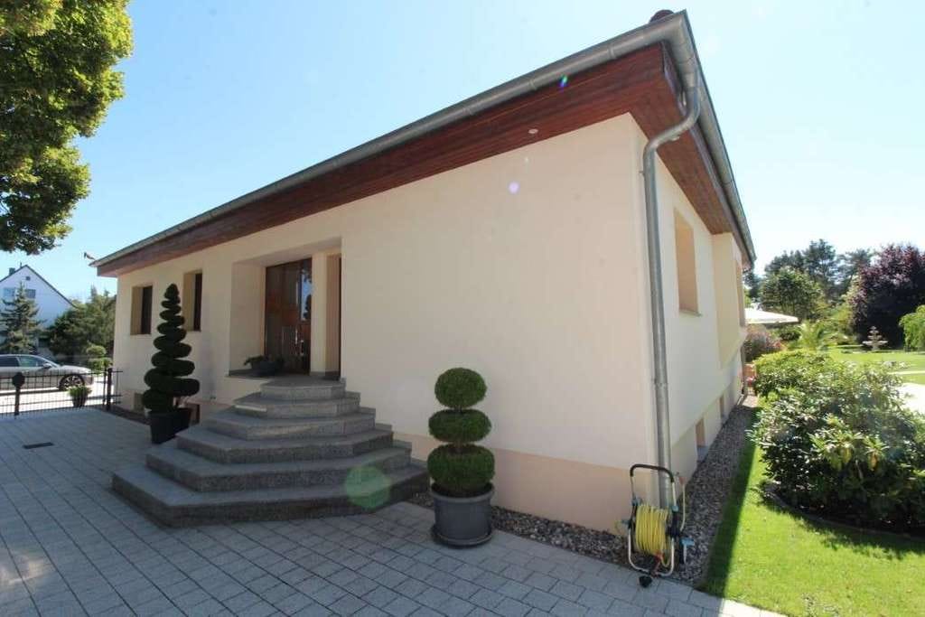 Immobilie in Trebbin - Wohnen wie im Urlaub: sanierter Bungalow mit Pool, Sauna, Terrasse und mehr! - Bild 3